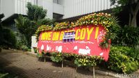 Karangan Bunga 'Ayo Dukung Oke Oce' di Balai Kota Dirusak