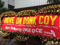 Karangan Bunga 'Ayo Dukung Oke Oce' di Balai Kota Dirusak