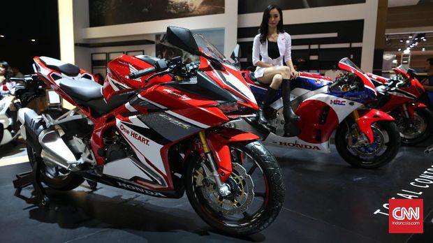 Kaum Hawa Penjaja Mobil dan Dilema Usil Para Pria