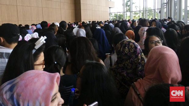 Para ARMY harus bersabar berjam-jam menunggu idola mereka, BTS.