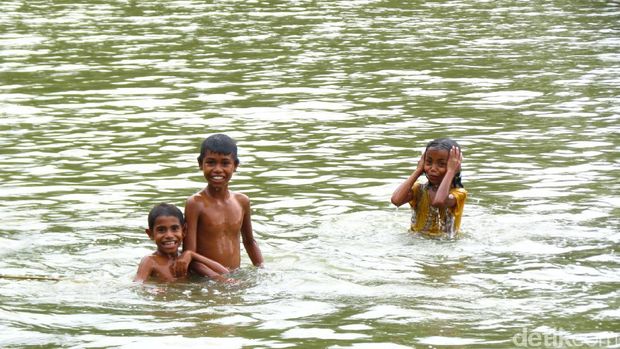 Anak-anak mandi di danau (Fitraya/detikTravel)