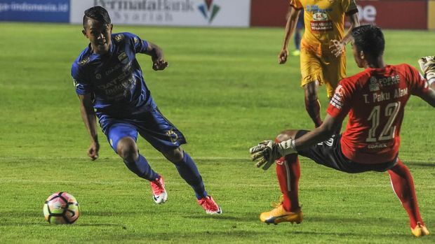 Febri Hariyadi belum bisa memperkuat Persib di laga perdana Piala Presiden karena masih menjalani pemusatan latihan Timnas Indonesia. (