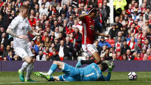 Marcus Rashford melakukan diving di pengujung babak pertama.