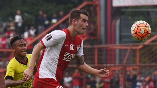 Willem Jan Pluim menjadi ancaman lini belakang Persib.