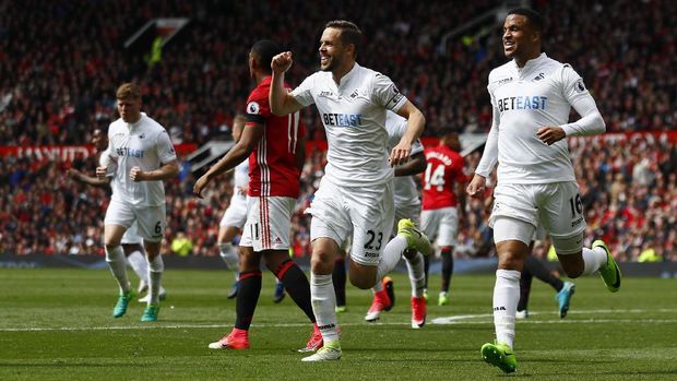 Gol tendangan bebas Gylfi Sigurdsson membuyarkan kemenangan MU.