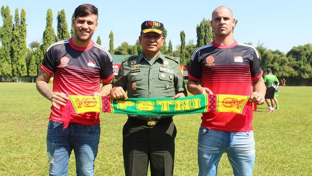 Pemain baru PS TNI Leonel Jorge Nunez (kiri) dan Facundo Talin.