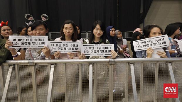 Penggemar boyband Korea BTS saat sebelum dimulainya konser BTS di Jakarta, 29 April 2017.