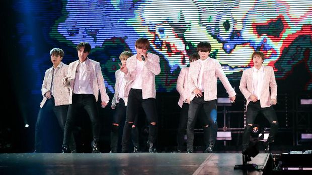 Suasana konser BTS di ICE BSD Tangerang, Sabtu (29/4).