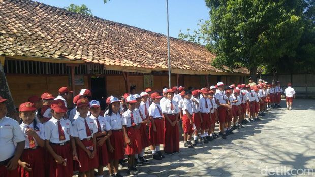 Semangat Belajar itu Tak Lekang oleh Dinding Berlubang