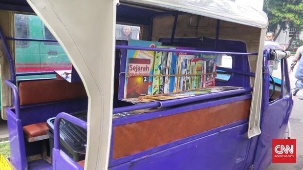Perpustakaan Motor dan Bemo Sambangi Istana di Hardiknas
