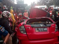 Begini Penampakan Evakuasi Mobil yang Tertimpa Pohon di UI