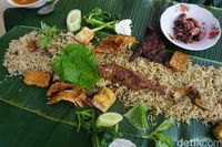 Menyantap Liwet  dengan Cumi dan Ikan Nila Goreng di Warung 