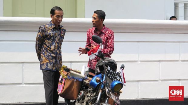 Senyum Jokowi di Perpustakaan Motor Tambal Ban 