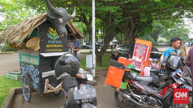 Perpustakaan Motor dan Bemo Sambangi Istana di Hardiknas