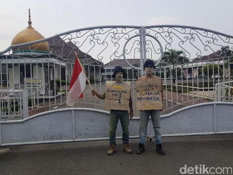 Hardiknas, 6 Mahasiswa Serang Jalan Kaki 21 Km Suarakan Kelas Rusak 