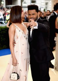Selena Gomez tampil mesra dengan The Weeknd dan membisikkan penyanyi Kanada itu dengan 'Aku mencintaimu'.