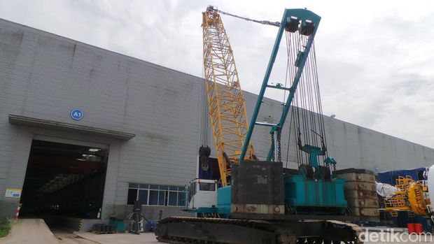 China Bikin Buldoser Akrobat dan Eskavator Pakai Remote Control