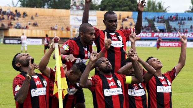 Boaz Solossa mencettak hattrick untuk membawa Persipura menang 3-0 atas Persija.