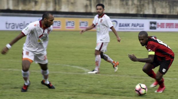 Kapten Persipura Boaz Solossa masih menjadi anutan para pemain muda asal Papua.