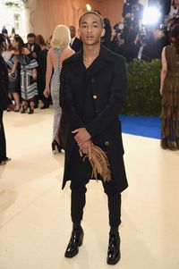 Foto: Uniknya Gaya Jaden Smith Pakai Sepatu Heels dan 