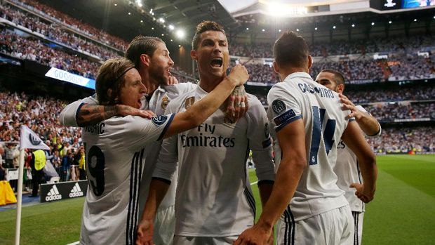 Cristiano Ronaldo merayakan gol bersama para pemain Real Madrid.