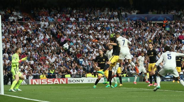 Tandukan Cristiano Ronaldo tak mampu ditepis Jan Oblak. (