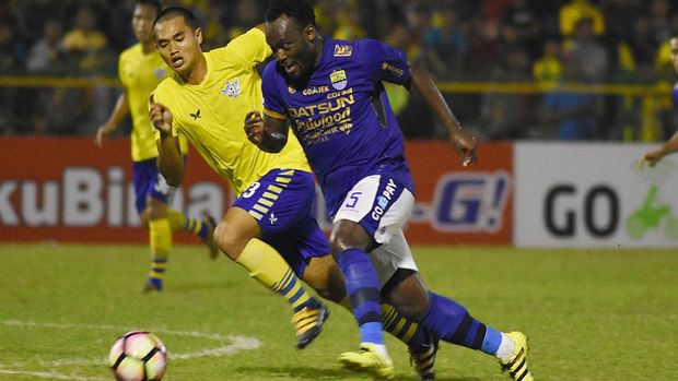 Michael Essien masih menjadi andalan Persib di sektor tengah. (