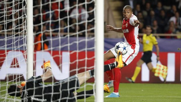 Gianluigi Buffon mampu mementahkan satu peluang emas penyerang AS Monaco, Kylian Mbappe.