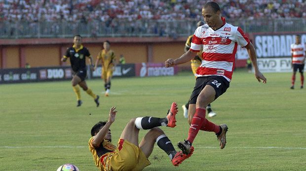 Striker Madura United Peter Odemwingie sempat menjadi pencetak gol terbanyak Liga 1 di awal musim.