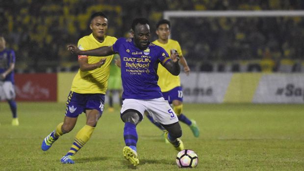 Michael Essien membantu daya dobrak Persib dari lini tengah. (