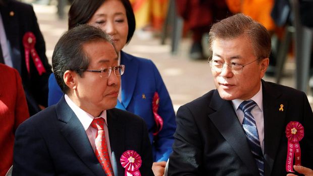 Kandidat capres Korsel Hong Joon-pyo (kiri) dan Moon Jae-in.