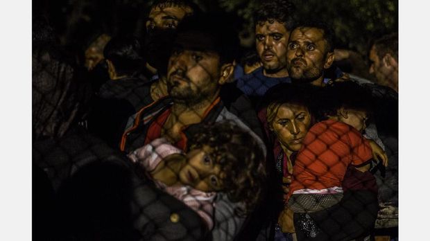 Salah satu foto Kemal Jufri yang mendapat penghargaan. Foto ini menggambarkan kondisi pengungsi dan imigran dari Timur Tengah dan Asia Tengah di Pulau Lesbos, Yunani.