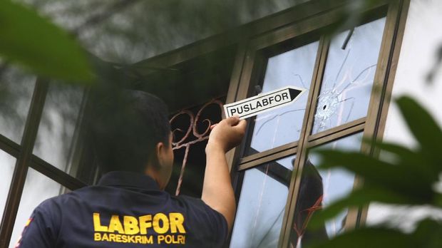 Puslabfor Mabes Polri melakukan olah TKP di rumah Jazuli, Ciputat.