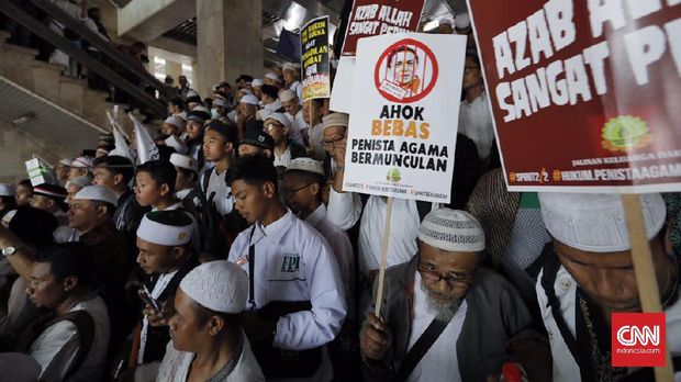 Massa penentang Ahok berkumpul di Masjid Istiqlal, Jakarta. 