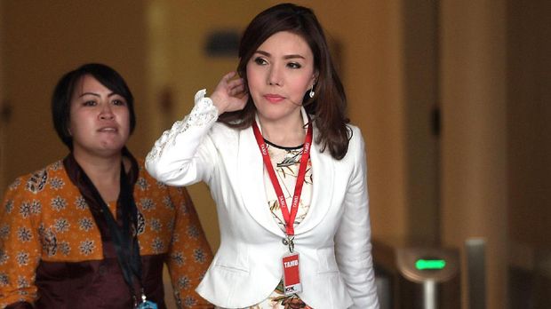 Istri siri Andi Narogong, Inayah (kanan) tiba di KPK untuk menjalani pemeriksaan, Jumat (5/5).