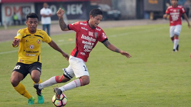 Irfan Bachdim (kanan) menjadi salah satu pemain yang akan memperkuat Bali United musim depan.