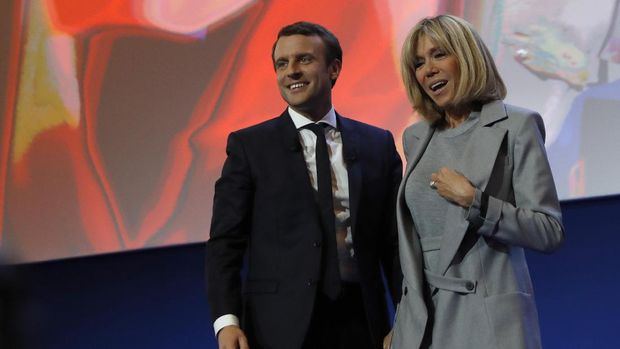 Emmanuel Macron dan istrinya Brigitte Trogneux di pemilu putaran pertama, 23 April 2017 lalu. 