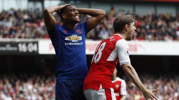 Manchester United dan Arsenal sama-sama mengejar Manchester City di puncak klasemen.