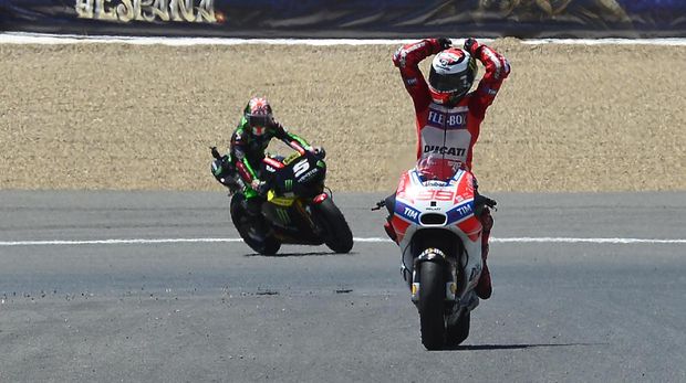Jorge Lorenzo merayakan finis ketiga di GP Spanyol.