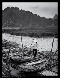 >Foto ini terdiri dari beberapa lapisan yaitu perahu, sungai, padi dan gunung, yang masing-masing memiliki tekstur dan kecerahan yang berbeda. Sebagai subjek/point of interest, seorang petani wanita Vietnam berdiri pada posisi yang pas. 