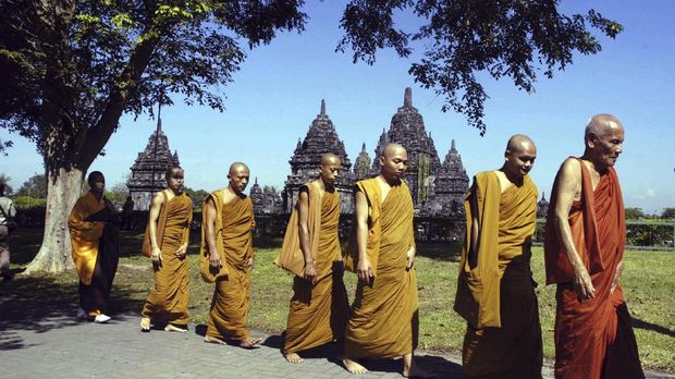 Tradisi Waisak yang Membahagiakan Orang Lain