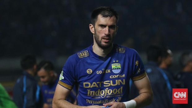 Para pemain Persib memilih tak melanjutkan pertandingan setelah Vladimir Vujovic kena kartu merah. (