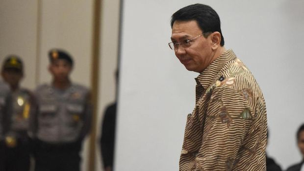 Gubernur DKI Jakarta nonaktif Basuki Tjahaja Purnama alias Ahok memasuki ruang sidang untuk menjalani sidang lanjutan kasus dugaan penistaan agama di PN Jakarta Utara, Auditorium Kementerian Pertanian, Jakarta, Rabu (29/3).