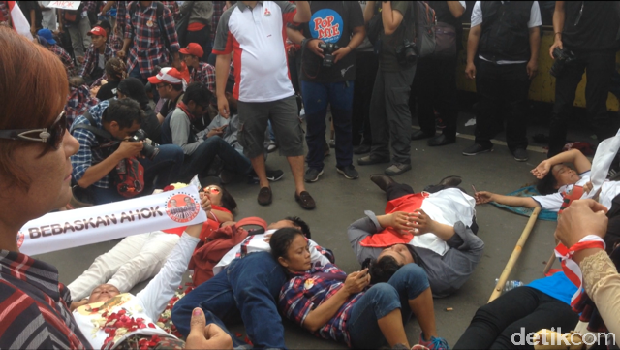 Massa pendukung Ahok aksi tiduran di depan Rutan Cipinang.