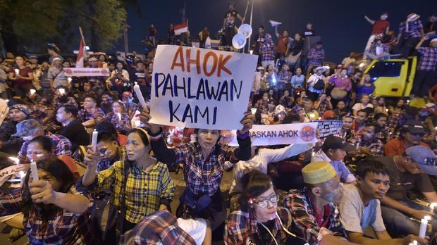 Massa Pendukung Ahok Nyalakan Lilin di Depan LP Cipinang