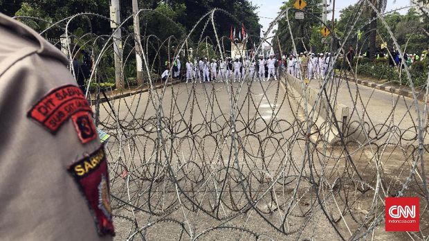 Mawar Merah dan Orasi dalam Aksi Pro Kontra Ahok