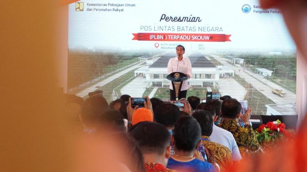 Presiden Jokowi meresmikan PLBN RI dan PNG di Skouw, Jayapura, Papua.