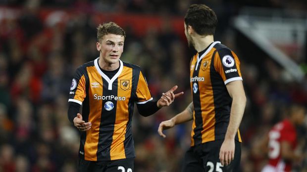 Josh Tymon (kiri) menjadi incaran sejumlah klub besar Liga Primer.