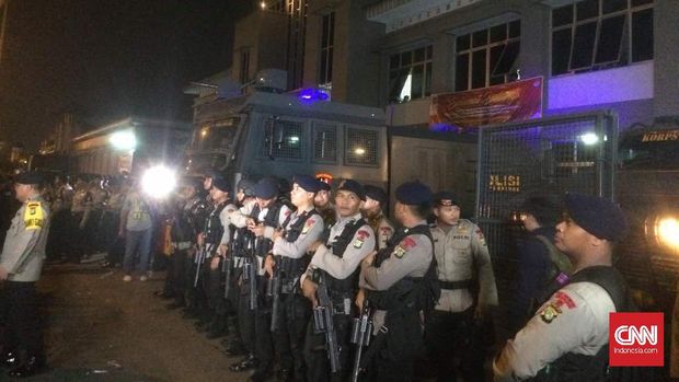 Polisi bersenjata dan mobil water cannon bersiaga di sekitar Rutan Cipinang untuk membubarkan massa pro Ahok.