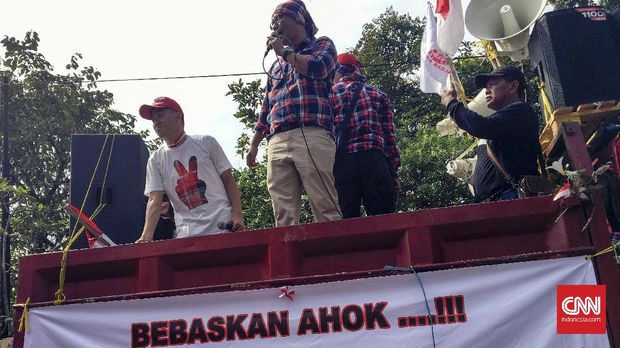 Mawar Merah dan Orasi dalam Aksi Pro Kontra Ahok